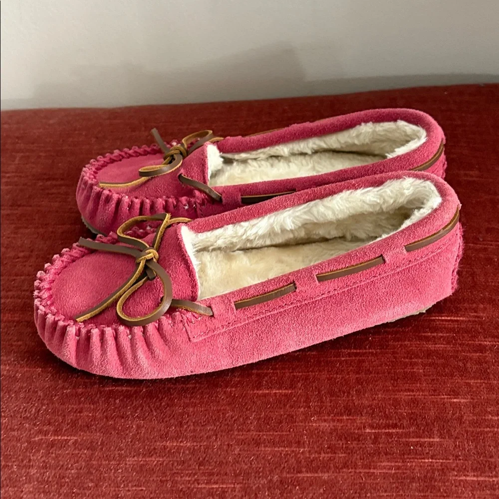 Minnetonka Moccasins Slippers Sz 2 Cassie Hot Pink Suede Leather Youth EUC